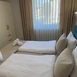 Moste - Modern With Pool, Ev Station & Free Parking アパート