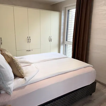 Daire Moste - Modern With Pool, Ev Station & Free Parking *