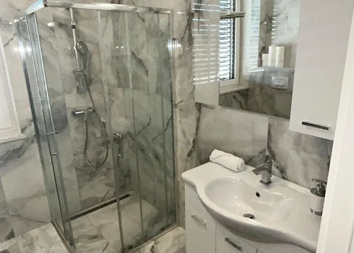 Daire Moste - Modern With Pool, Ev Station & Free Parking *